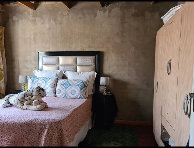 2 BEDROOM HOUSE FOR SALE IN STRETFORD